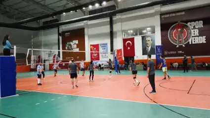 Köyceğiz Voleybol Turnuvası'nda Kritik Galibiyetler: Üç İddialı Takım Zirveyi Kaptı