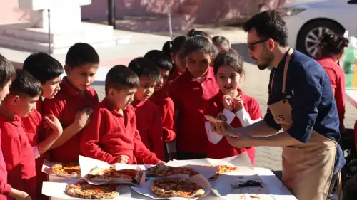 Şef Naim Varlı’dan Demirli İlkokulu’na Anlamlı Ziyaret: Çocuklar Pizza Coşkusu