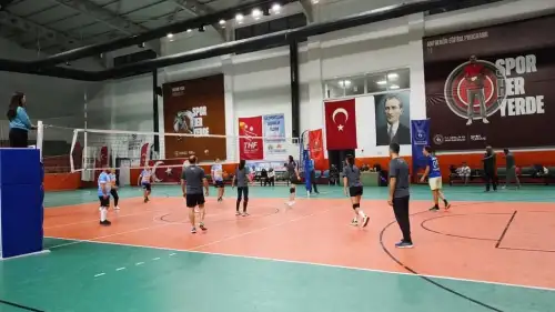 Köyceğiz Voleybol Turnuvası'nda Kritik Galibiyetler: Üç İddialı Takım Zirveyi Kaptı