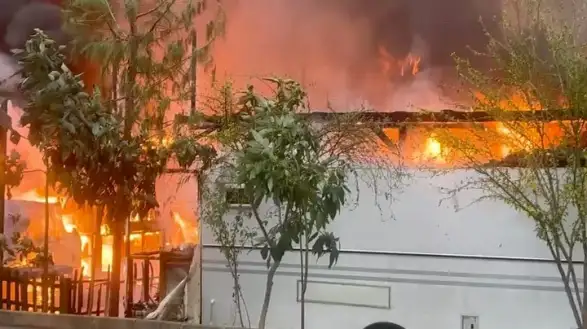 Katrancı Koyunda Büyük Yangın: Yeşil Alan ve Karavanlar Zarar Gördü