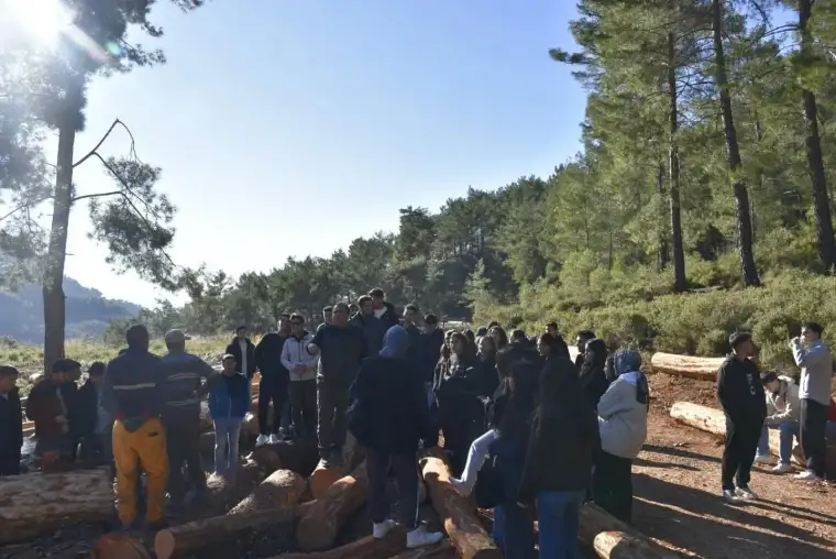 Köyceğiz MYO Ormancılık Programı öğrencileri, Ağla Orman İşletme Şefiği işbirliğiyle arazi çalışması yaptı. Öğrenciler teorik bilgileri sahada pekiştirerek önemli deneyim kazandı.