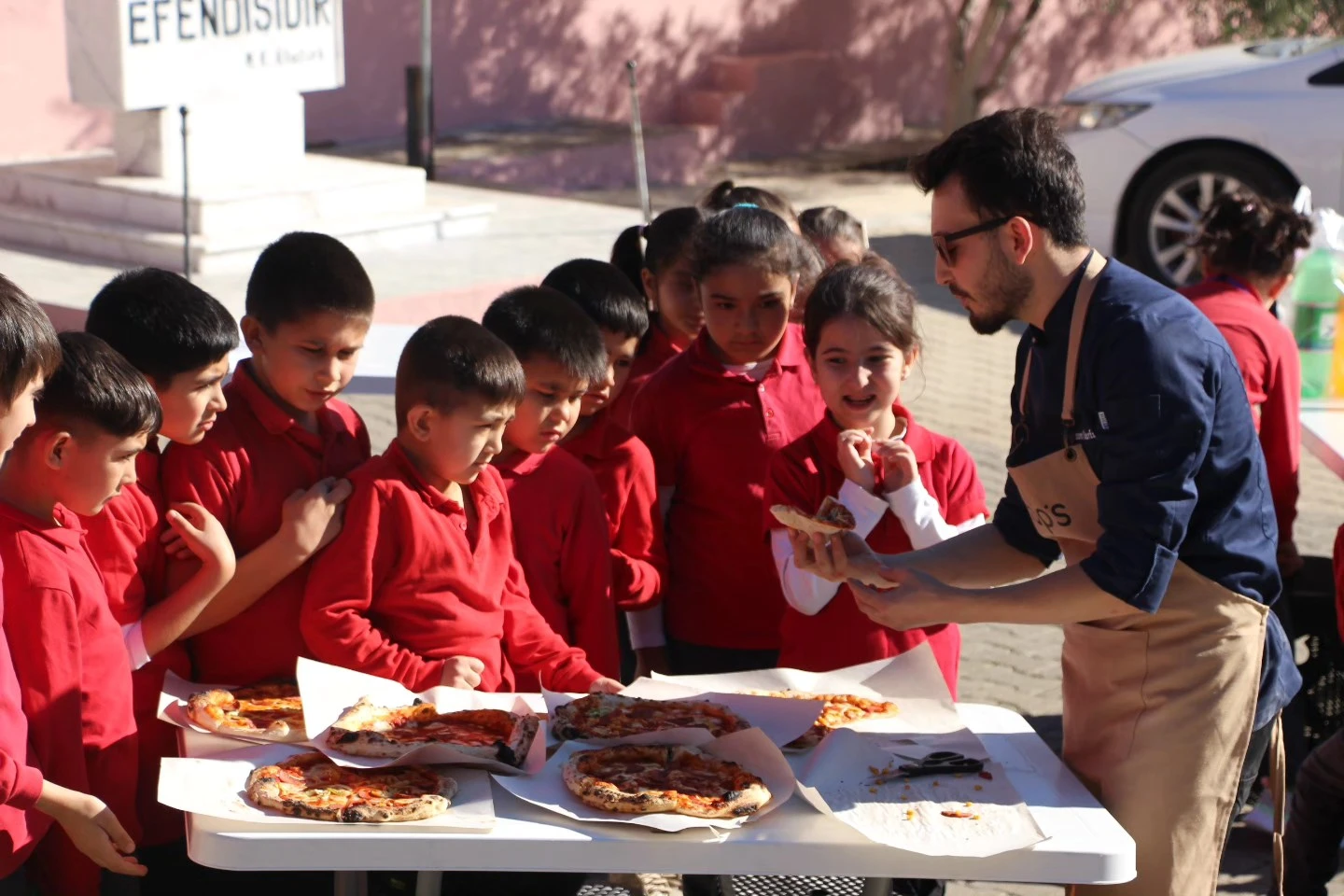 Şef Naim Varlı’dan Demirli İlkokulu’na Anlamlı Ziyaret: Çocuklar Pizza Coşkusu