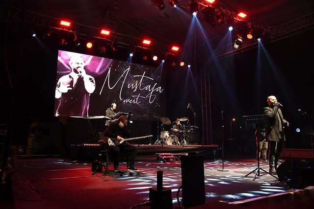 Köyceğiz Belediyesi’nin Yeni Yıl Konserleri hız kesmiyor. 19 Aralık akşamı Mustafa Mert ve ekibinin sahne aldığı coşkulu etkinlik sonrası Başkan Ali Erdoğan, eğlencenin devam edeceğine dair söz verdi. Detayları keşfedin.