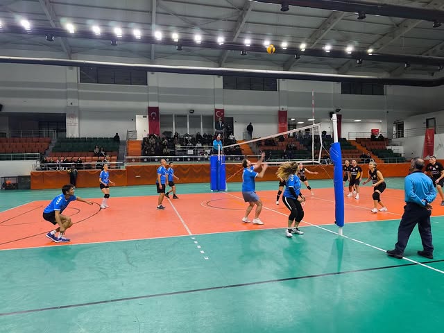 Köyceğiz Kaymakamlığı Voleybol Turnuvası’nda onuncu gün heyecanı yaşandı. Aydın Ticaret, İlçe Tarım ve Belediye Spor Derneği 2-0’lık net skorlarla kazanarak eleme turları öncesinde avantaj sağladı.