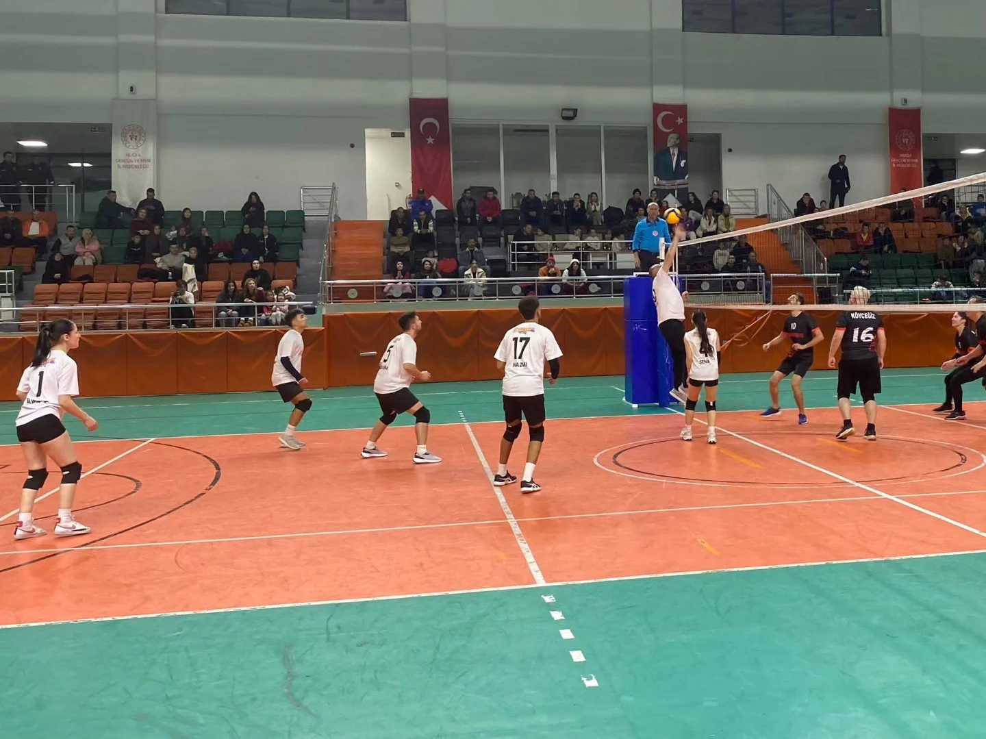 Köyceğiz Voleybol Turnuvası'nda Dokuzuncu Gün: Güçlü Ekipler Zirveyi Keşfediyor